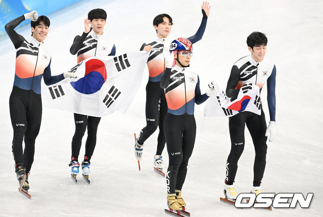 16일(한국시간) 중국 베이징 캐피털 실내경기장에서 2022 베이징 동계올림픽 쇼트트랙 남자 5000m 계주 결승 경기가 열렸다.은메달 차지한 남자 쇼트트랙 대표팀이 관중들에게 인사를 하고 있다. 2022.02.16 /jpnews@osen.co.kr