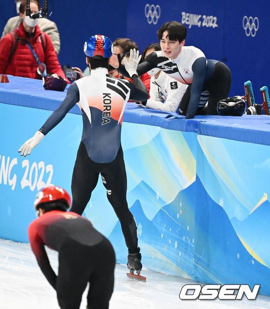 16일(한국시간) 중국 베이징 캐피털 실내경기장에서 2022 베이징 동계올림픽 쇼트트랙 남자 5000m 계주 결승 경기가 열렸다.은메달 차지한 남자쇼트트랙 대표팀 김동욱이 동료들을 맞이하며 하이파이브를 하고 있다. 2022.02.16 /jpnews@osen.co.kr