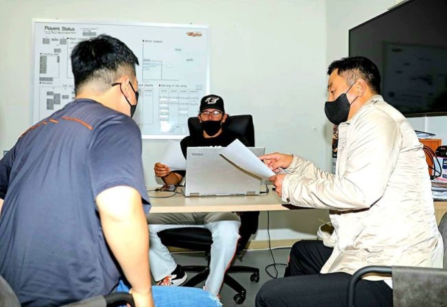 한화 수베로(가운데) 감독과 최원호(오른쪽) 퓨처스 감독이 대화를 나누고 있다. /한화 이글스 제공