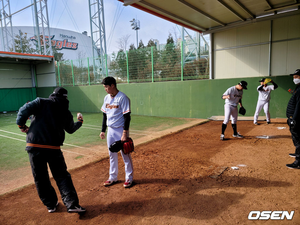 한화 최원호 퓨처스 감독이 신인 투수 김겸재를 지도하고 있다. 