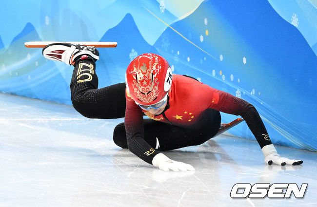 한국 남자 쇼트트랙 대표팀이 5000m 계주에서 은메달을 획득했다.박장혁(24, 스포츠토토)-곽윤기(33, 고양시청)-이준서(22,한국체대)-황대헌(23, 강원도청)으로 구성된 한국 남자 쇼트트랙 대표팀은 16일 오후 베이징 캐피털 실내경기장에서 열린 '2022 베이징 동계올림픽' 쇼트트랙 남자 5000m 계주 결승에 나서 6분41초69의 기록으로 2위를 기록했다.중국 쑨룽이 넘어지고 있다. 2022.02.16 /jpnews@osen.co.kr