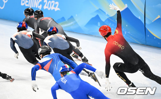 중국 쑨룽이 넘어지고 있다. 2022.02.16 /jpnews@osen.co.kr