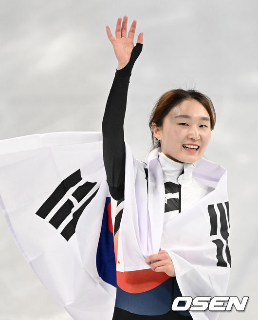 최민정(24, 성남시청)이 2연패에 성공했다.최민정은 16일 오후 베이징 캐피털 실내경기장에서 열린 '2022 베이징 동계올림픽' 쇼트트랙 여자 1500m 결승에 나서 1위(2분17초789)로 결승선을 지나 금메달을 획득했다. 이유빈은 2분18초825의 기록으로 6위를 기록했다.'디펜딩 챔피언' 최민정이 두 대회 연속 이 종목 금메달을 목에 걸었다. 2018년 평창동계올림픽에서 최민정은 금빛 메달을 차지한 바 있다.금메달을 획득한 대한민국 최민정이 태극기를 들고 인사를 하고 있다. 2022.02.16 /jpnews@osen.co.kr