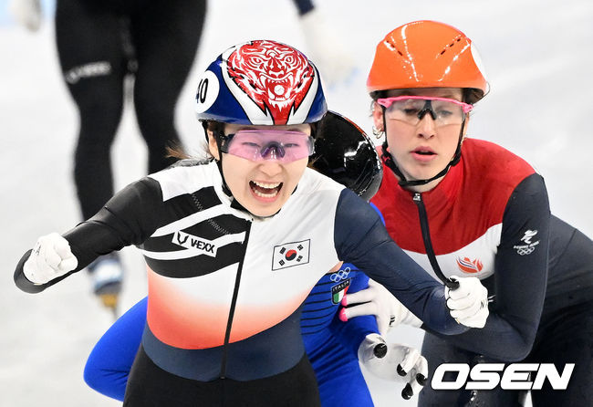 금메달을 획득한 최민정이 환호하고 있다. 2022.02.16 /jpnews@osen.co.kr