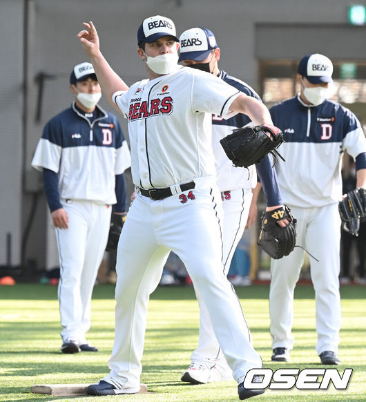 두산 스탁이 수비훈련을 하고 있다. 2022.02.08 / soul1014@osen.co.kr