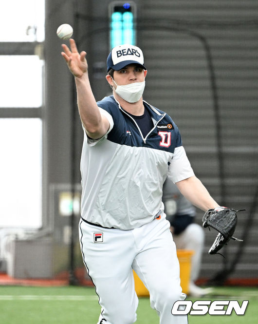 14일 경기도 이천베어스파크에서 두산 베어스 2022 시즌 스프링캠프가 진행됐다.두산 투수 스탁이 수비 훈련을 하고 있다. 2022.02.14 /cej@osen.co.kr