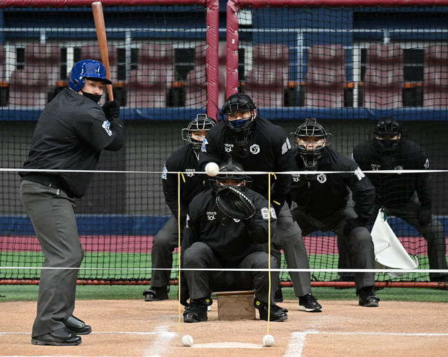KBO 심판들의 스트라이크존 적응 훈련 모습. /OSEN DB