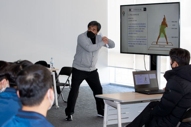 스트라이크존 설명회를 하는 허운 심판위원장. /삼성 제공