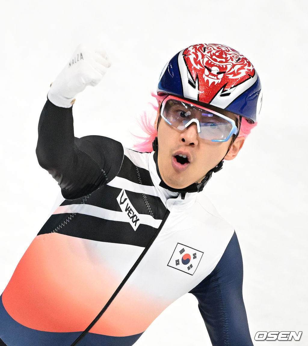 11일(한국시간) 중국 베이징 캐피털 실내경기장에서 열린 2022 베이징 동계올림픽 쇼트트랙 쇼트트랙 남자 5000m 계주 준결승 경기에서 조 1위로 결승선을 통과한 대한민국 곽윤기가 환호하고 있다. 2022.02.11 /jpnews@osen.co.kr