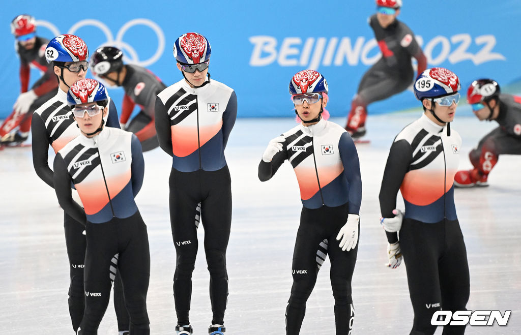 11일(한국시간) 중국 베이징 캐피털 실내경기장에서 열린 2022 베이징 동계올림픽 쇼트트랙 쇼트트랙 남자 5000m 계주 결승 경기를 앞두고 곽윤기가 동료들과 이야기를 나누고 있다. 2022.02.11 /jpnews@osen.co.kr