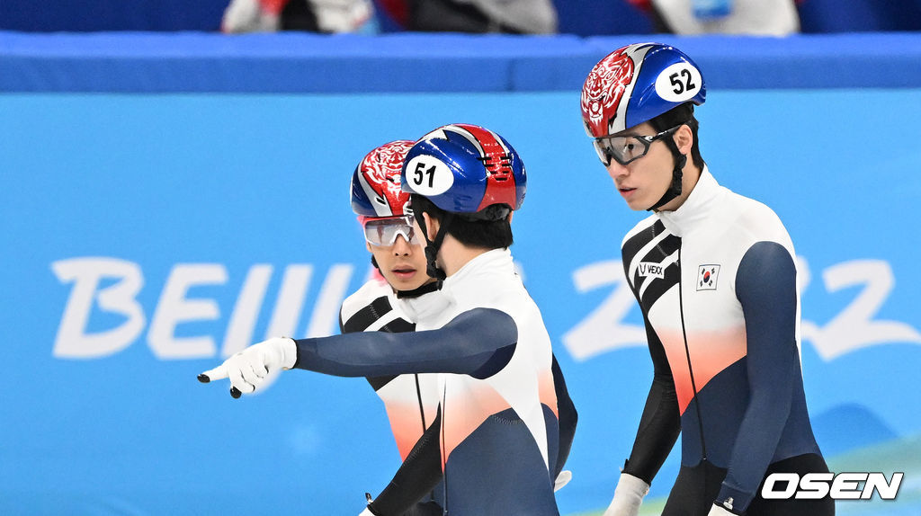 11일(한국시간) 중국 베이징 캐피털 실내경기장에서 열린 2022 베이징 동계올림픽 쇼트트랙 쇼트트랙 남자 5000m 계주 결승 경기를 앞두고 곽윤기가 동료들과 이야기를 나누고 있다. 2022.02.11 /jpnews@osen.co.kr