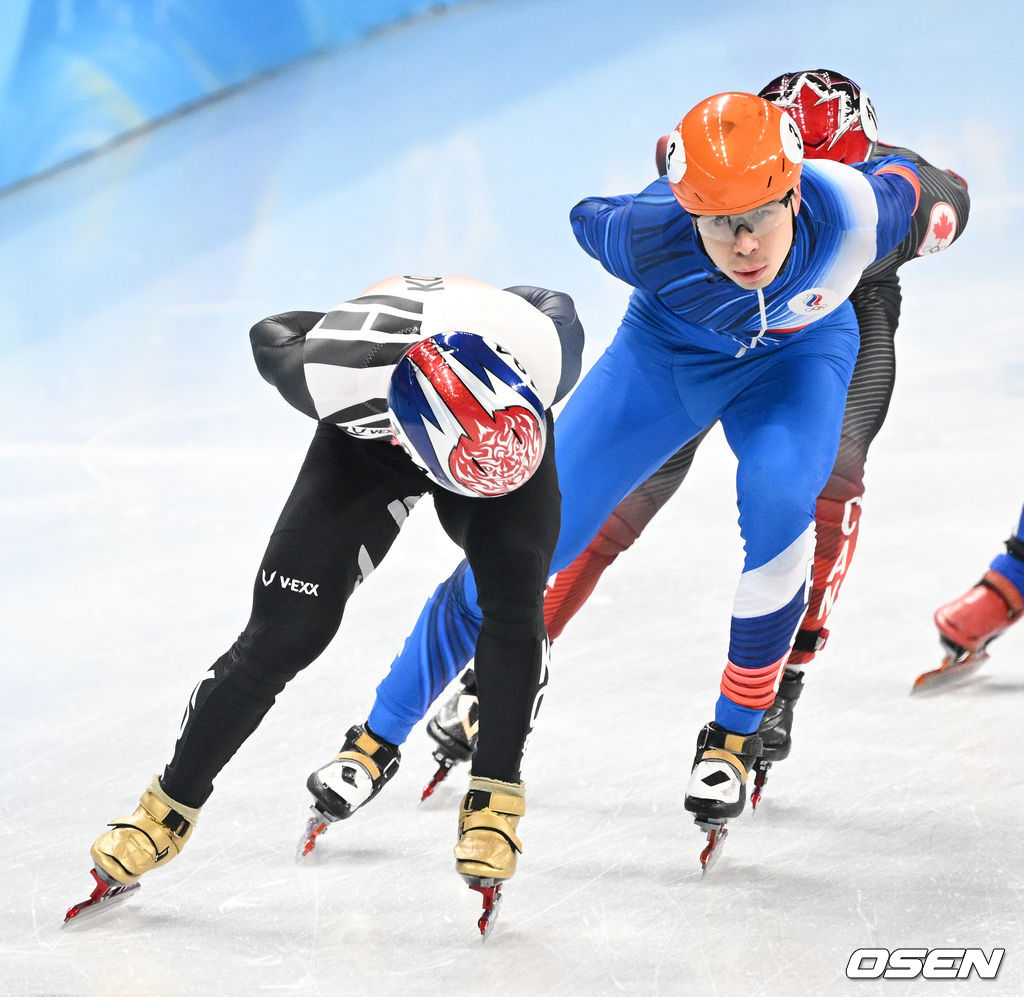 11일(한국시간) 중국 베이징 캐피털 실내경기장에서 열린 2022 베이징 동계올림픽 쇼트트랙 쇼트트랙 남자 5000m 계주 결승 경기에서 곽윤기가 뒤따르는 선수를 확인하고 있다. 2022.02.11 /jpnews@osen.co.kr