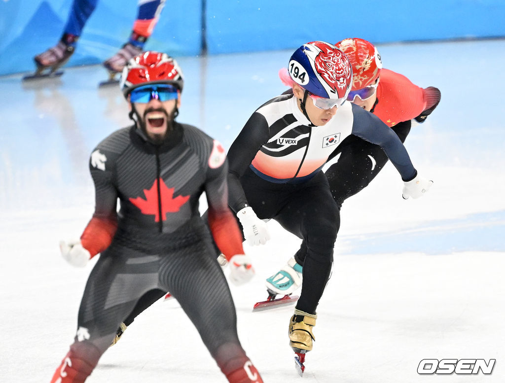 11일(한국시간) 중국 베이징 캐피털 실내경기장에서 열린 2022 베이징 동계올림픽 쇼트트랙 쇼트트랙 남자 5000m 계주 결승 경기에서 곽윤기가 2위로 결승선을 통과하고 있다. 2022.02.11 /jpnews@osen.co.kr