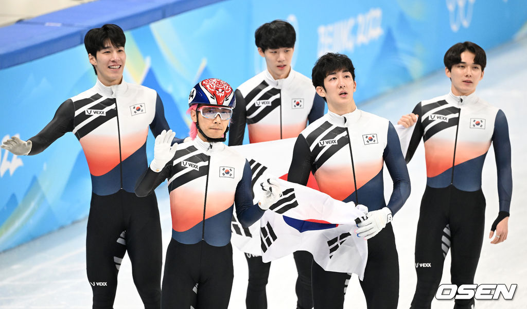11일(한국시간) 중국 베이징 캐피털 실내경기장에서 열린 2022 베이징 동계올림픽 쇼트트랙 쇼트트랙 남자 5000m 계주 결승 경기에서 은메달을 획득한 곽윤기가 동료들과 환호하고 있다. 2022.02.11 /jpnews@osen.co.kr