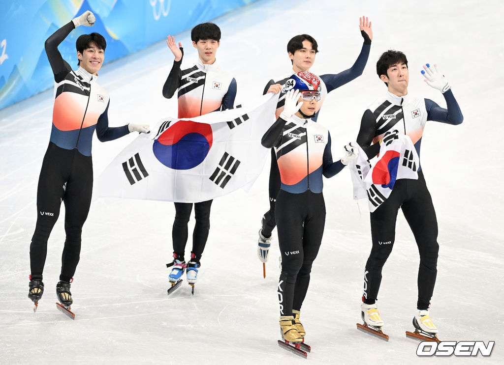 11일(한국시간) 중국 베이징 캐피털 실내경기장에서 열린 2022 베이징 동계올림픽 쇼트트랙 쇼트트랙 남자 5000m 계주 결승 경기에서 은메달을 획득한 곽윤기가 동료들과 환호하고 있다. 2022.02.11 /jpnews@osen.co.kr