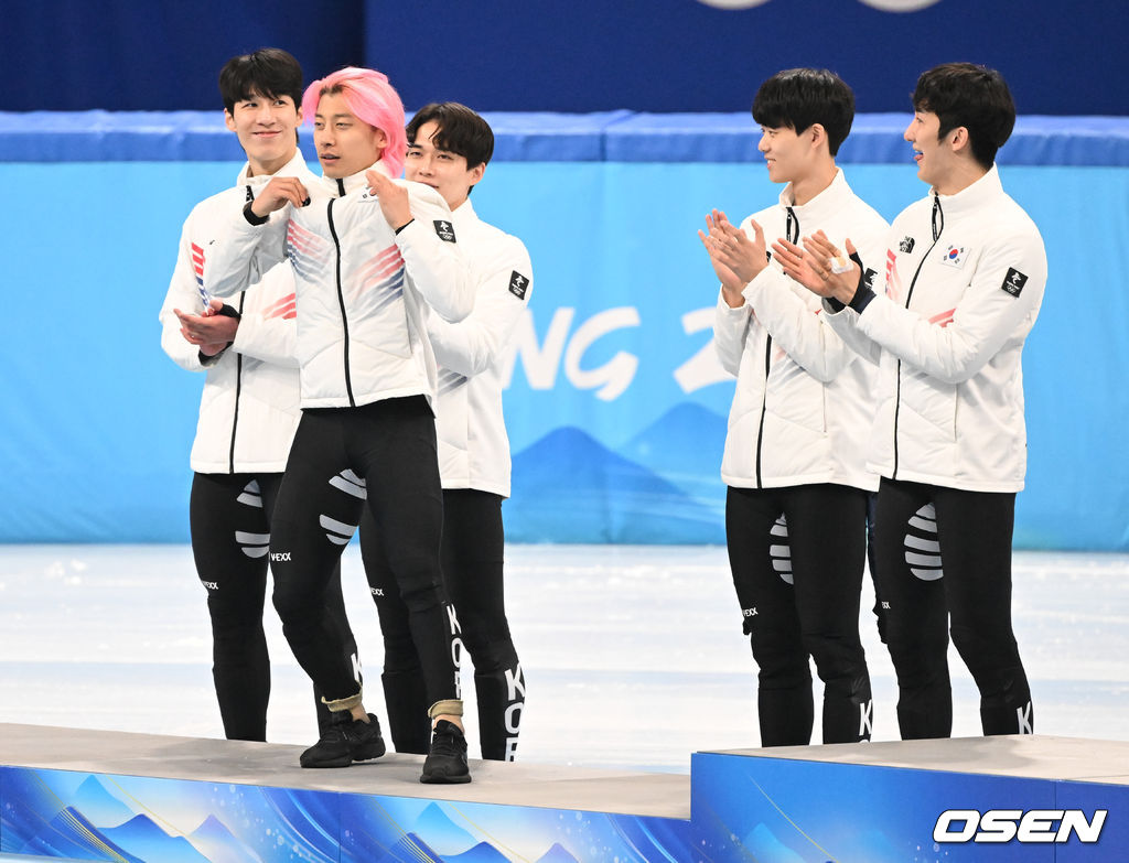 11일(한국시간) 중국 베이징 캐피털 실내경기장에서 열린 2022 베이징 동계올림픽 쇼트트랙 쇼트트랙 남자 5000m 계주 결승 경기에서 은메달을 획득한 곽윤기가 시상대에 올라 세리머니를 펼치고 있다. 2022.02.11 /jpnews@osen.co.kr