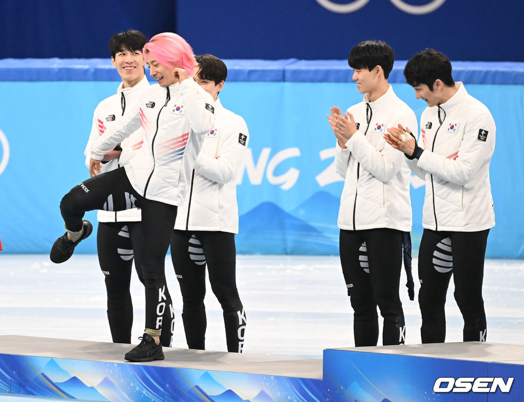 11일(한국시간) 중국 베이징 캐피털 실내경기장에서 열린 2022 베이징 동계올림픽 쇼트트랙 쇼트트랙 남자 5000m 계주 결승 경기에서 은메달을 획득한 곽윤기가 시상대에 올라 세리머니를 펼치고 있다. 2022.02.11 /jpnews@osen.co.kr