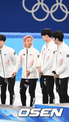 11일(한국시간) 중국 베이징 캐피털 실내경기장에서 열린 2022 베이징 동계올림픽 쇼트트랙 쇼트트랙 남자 5000m 계주 결승 경기에서 은메달을 획득한 곽윤기가 시상대에 올라 세리머니를 펼치고 있다. 2022.02.11 /jpnews@osen.co.kr