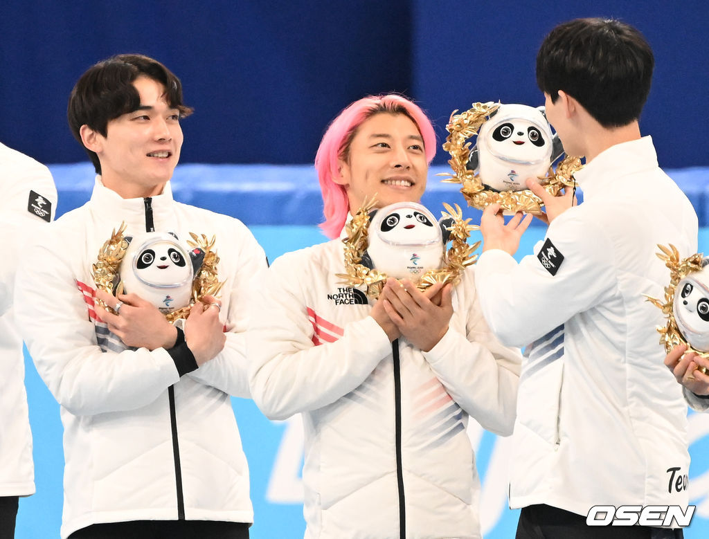 11일(한국시간) 중국 베이징 캐피털 실내경기장에서 열린 2022 베이징 동계올림픽 쇼트트랙 쇼트트랙 남자 5000m 계주 결승 경기에서 은메달을 획득한 곽윤기가 시상대에 올라 미소짓고 있다. 2022.02.11 /jpnews@osen.co.kr