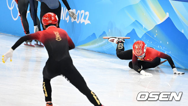 한국 남자 쇼트트랙 대표팀이 5000m 계주에서 은메달을 획득했다.박장혁(24, 스포츠토토)-곽윤기(33, 고양시청)-이준서(22,한국체대)-황대헌(23, 강원도청)으로 구성된 한국 남자 쇼트트랙 대표팀은 16일 오후 베이징 캐피털 실내경기장에서 열린 '2022 베이징 동계올림픽' 쇼트트랙 남자 5000m 계주 결승에 나서 6분41초69의 기록으로 2위를 기록했다.중국 쑨룽이 넘어지고 있다. 2022.02.16 /jpnews@osen.co.kr