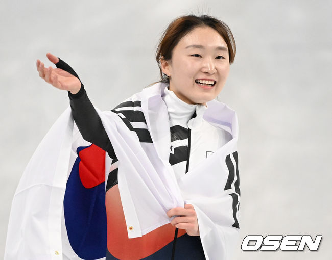 16일(한국시간) 중국 베이징 캐피털 실내경기장에서 2022 베이징 동계올림픽 쇼트트랙 여자 1500m 결승 경기가 열렸다.금메달을 획득한 대한민국 최민정이 태극기를 들고 손을 흔들고 있다. 2022.02.16 /jpnews@osen.co.kr