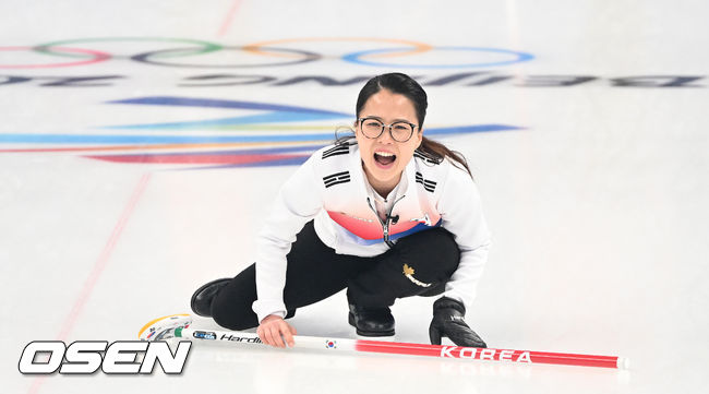 16일(한국시간) 중국 베이징 국립 아쿠아틱 센터에서 2022 베이징 동계올림픽 컬링 여자 예선 대한민국과 스위스의 경기가 열렸다.대한민국 김은정이 경기를 진행하고 있다. 2022.02.16 /jpnews@osen.co.kr