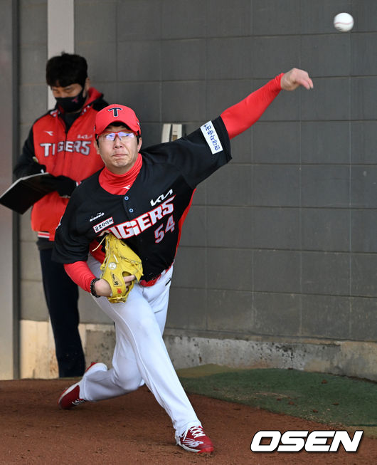 ] KIA 타이거즈 스프링캠프가 17일 전라남도 함평 KIA챌린저스필드에서 진행됐다. KIA 양현종이 불펜피칭을 하고 있다. 2022.02.17 /cej@osen.co.kr