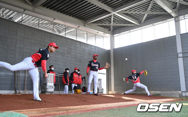 ] KIA 타이거즈 스프링캠프가 17일 전라남도 함평 KIA챌린저스필드에서 진행됐다. KIA 장현식, 로니, 양현종이 불펜피칭을 하고 있다. 2022.02.17 /cej@osen.co.kr