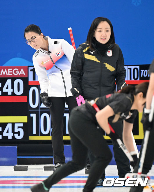 14일(한국시간) 중국 베이징 국립 아쿠아틱 센터에서 2022 베이징 동계올림픽 컬링 여자 예선 대한민국과 일본의 경기가 열렸다.대한민국 김은정이 일본의 플레이를 바라보고 있다. 2022.02.14 /jpnews@osen.co.kr