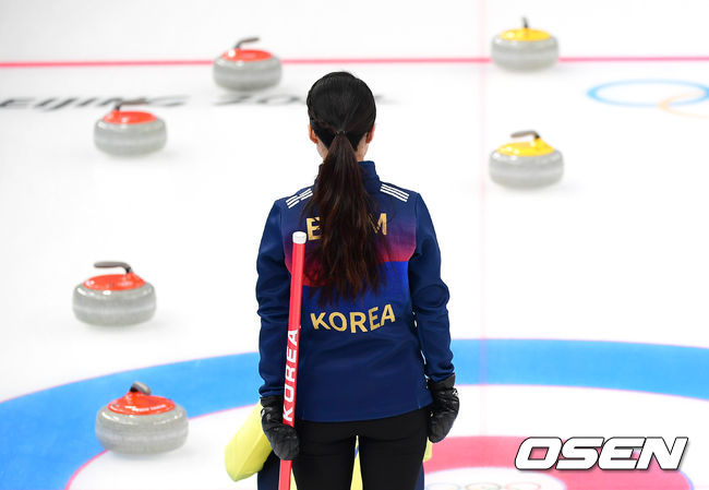 17일(한국시간) 중국 베이징 국립 아쿠아틱 센터에서 2022 베이징 동계올림픽 컬링 여자 예선 대한민국과 스웨덴의 경기가 열렸다.대한민국 김은정이 스웨덴의 플레이를 바라보고 있다. 2022.02.17 /jpnews@osen.co.kr