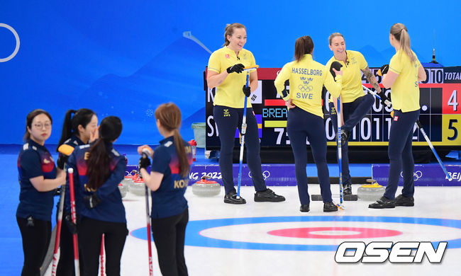 17일(한국시간) 중국 베이징 국립 아쿠아틱 센터에서 2022 베이징 동계올림픽 컬링 여자 예선 대한민국과 스웨덴의 경기가 열렸다.득점에 성공한 스웨덴 선수들이 미소짓고 있다. 2022.02.17 /jpnews@osen.co.kr