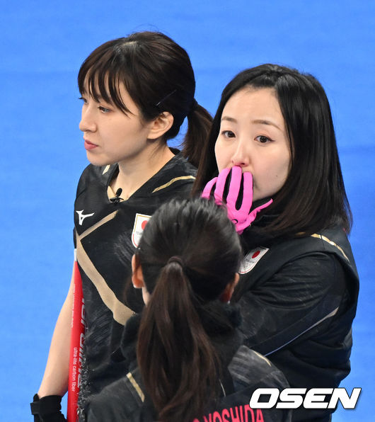 한국 여자컬링대표팀 '팀 킴(강릉시청)'이 완벽한 경기력으로 일본을 잡았다. 김은정(스킵), 김선영(리드), 김영미(세컨드), 김경애(서드), 김초희(후보)로 나선 한국은 14일(한국시간) 오후 9시 5분 중국 베이징 내셔널 아쿠아틱 센터에서 열린 '2022 베이징 동계올림픽' 여자 컬링 단체전 일본(팀 후지사와)과 6차전에서 9엔드 만에 10-5로 완승을 거뒀다. 이날 오전 열린 미국전에서 패해 2연패에 빠졌던 한국은 이 승리로 3승 3패가 됐다. 반면 4연승을 달리던 일본은 제동이 걸리면서 4승 2패가 됐다.일본 후지사와 사쓰키가 팀원들과 이야기를 나누고 있다. 2022.02.14 /jpnews@osen.co.kr