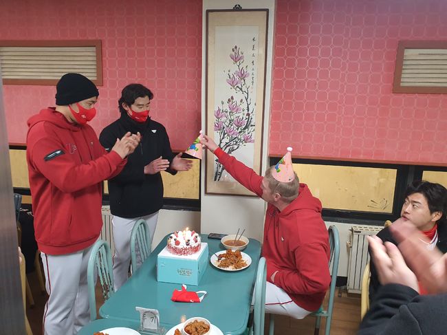 SSG 랜더스 선수들이 새 외국인 타자 케빈 크론의 생일을 축하하고 있다. / SSG 제공