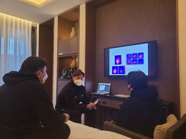 KT 강백호가 1대1 데이터 개별미팅을 진행 중이다 / KT 위즈 제공