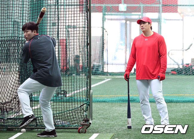 ] KIA 타이거즈 스프링캠프가 17일 전라남도 함평 KIA챌린저스필드에서 진행됐다. KIA 나성범이 김호령의 타격 훈련을 지켜보고 있다. 2022.02.17 /cej@osen.co.kr