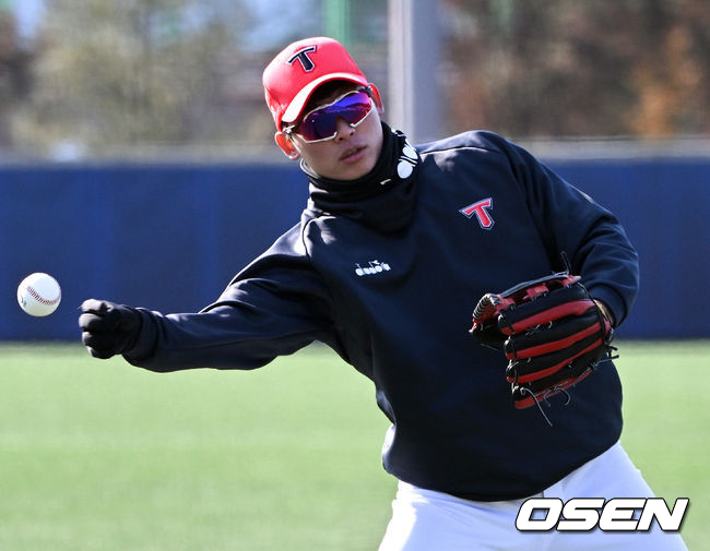 KIA 타이거즈 스프링캠프가 18일 전라남도 함평 KIA챌린저스필드에서 진행됐다.KIA 김호령이 수비 훈련을 하고 있다. 2022.02.18 /cej@osen.co.kr