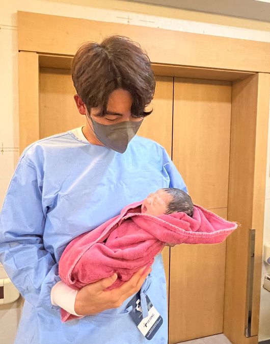 SSG 랜더스 투수 이태양이 아빠가 됐다. / SSG 제공