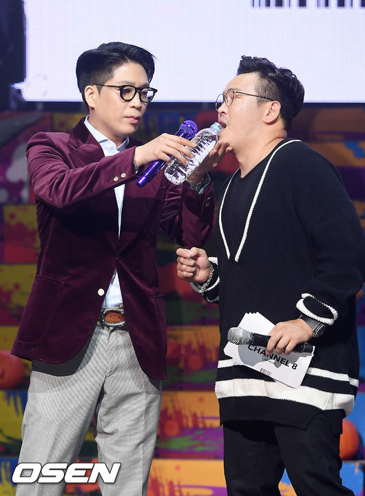 MC몽과 MC 딩동에게 물을 먹여주고 있다./rumi@osen.co.kr