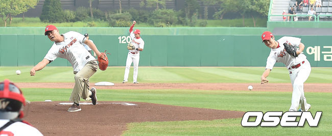 원조 핵잠수함 투수 박정현(왼쪽)이 박종훈과 함께 시구를 하고 있다. 2015.08.15 /OSEN DB