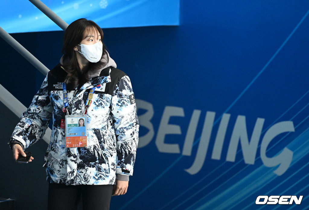 베이징 캐피털 실내경기장 관중석을 찾은 쇼트트랙 대표팀 김아랑. 2022.02.17 /jpnews@osen.co.kr