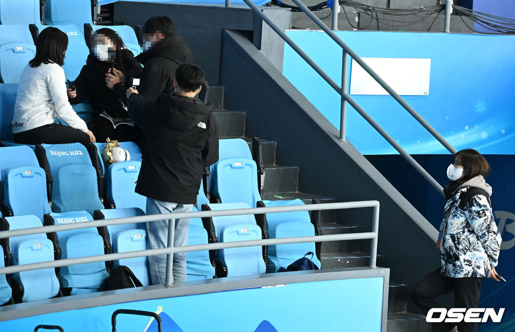 후배 박지윤의 방송 인터뷰를 곁에서 지켜보는 김아랑. 2022.02.17 /jpnews@osen.co.kr