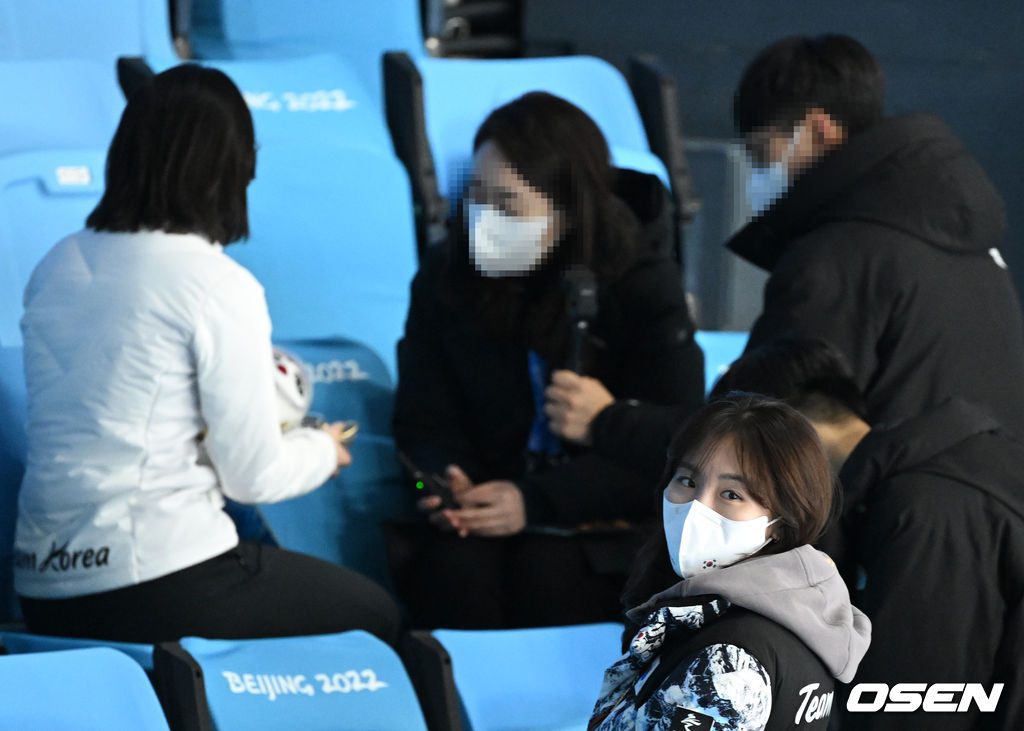 후배 박지윤의 방송 인터뷰를 곁에서 지켜보는 김아랑. 2022.02.17 /jpnews@osen.co.kr