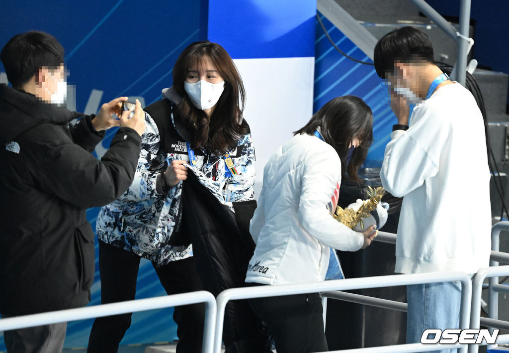 바닥에 놓인 후배 박지윤의 점퍼를 들어주는 김아랑. 2022.02.17 /jpnews@osen.co.kr