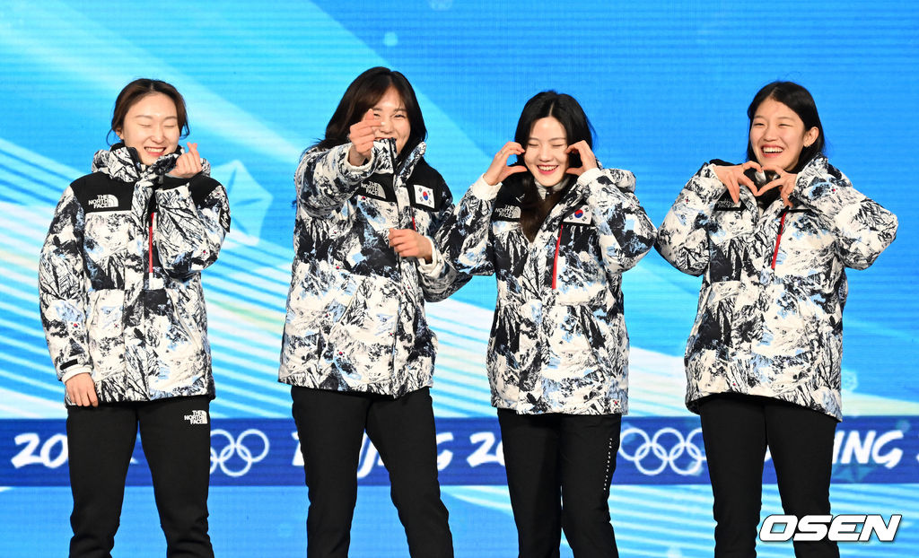 14일(한국시간) 중국 베이징 메달 플라자에서 2022 베이징 동계올림픽 쇼트트랙 여자 3000m 계주 메달수여식이 열렸다.대한민국 최민정, 김아랑, 이유빈, 서휘민이 시상대에 올라 세리머니를 펼치고 있다. 2022.02.14 /jpnews@osen.co.kr
