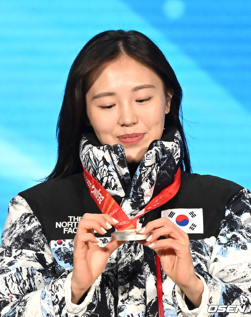 14일(한국시간) 중국 베이징 메달 플라자에서 2022 베이징 동계올림픽 쇼트트랙 여자 3000m 계주 메달수여식이 열렸다.대한민국 김아랑이 은메달을 바라보고 있다. 2022.02.14 /jpnews@osen.co.kr