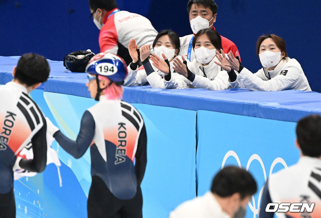 16일(한국시간) 중국 베이징 캐피털 실내경기장에서 2022 베이징 동계올림픽 쇼트트랙 남자 5000m 계주 결승 경기가 열렸다.이유빈, 김아랑, 최민정이 대한민국 선수들에게 박수를 보내고 있다. 2022.02.16 /jpnews@osen.co.kr