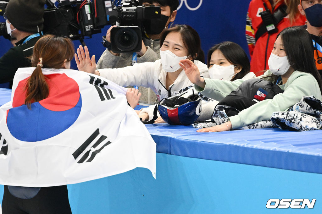 김아랑과 서휘민, 박지윤이 금메달 차지한 최민정을 축하해주고 있다. 2022.02.16 /jpnews@osen.co.kr