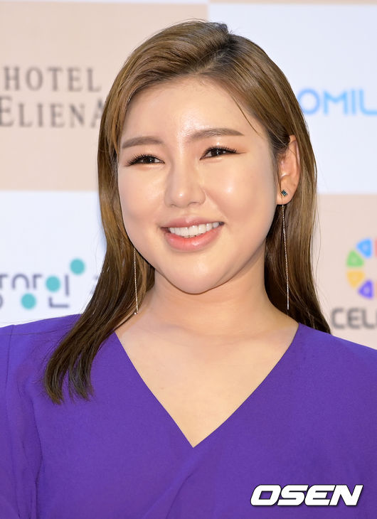 11일 오후 서울 강남구 서울 엘리에나 호텔에서 제9회 대한민국을 빛낸 10인대상 포토월 행사가 열렸다.가수 송가인이 포즈를 취하고 있다. 2021.11.11 /cej@osen.co.kr