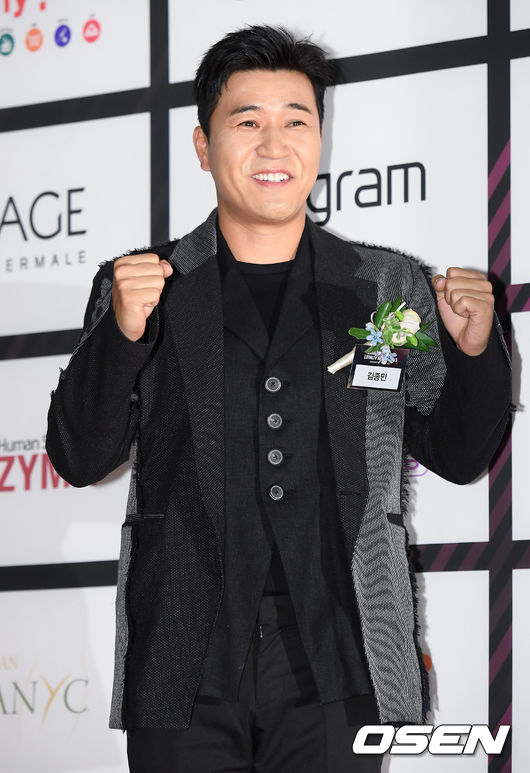 방송인 김종민이 포즈를 취하고 있다. /cej@osen.co.kr