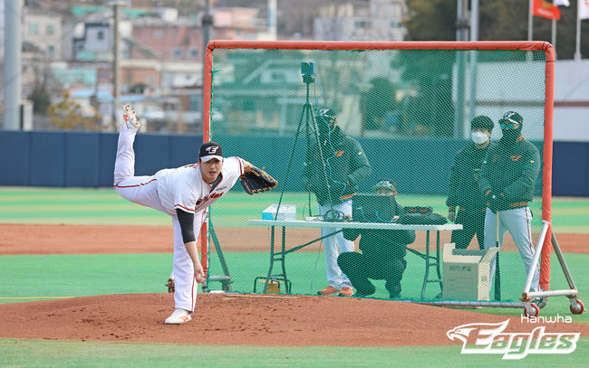 김민우가 18일 거제 하청스포츠타운에서 라이브 피칭을 하고 있다. /한화 이글스 제공